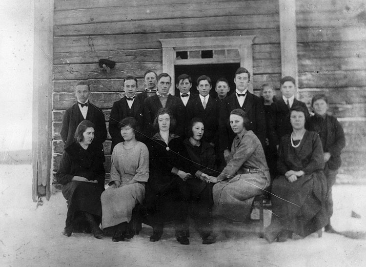 Karl Eriks gamla stuga med ungdomar, år 1927.