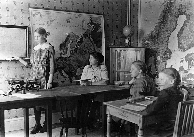 Flickorna Grapengiesser i hemskolan 1915.