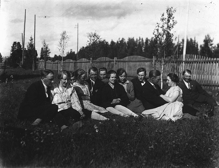 Ungdomsträff i Agnäs 1930 - talet. Från höger B...