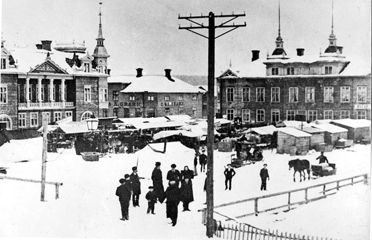 Marknad på torget 1905. T.v Englundska palatset...