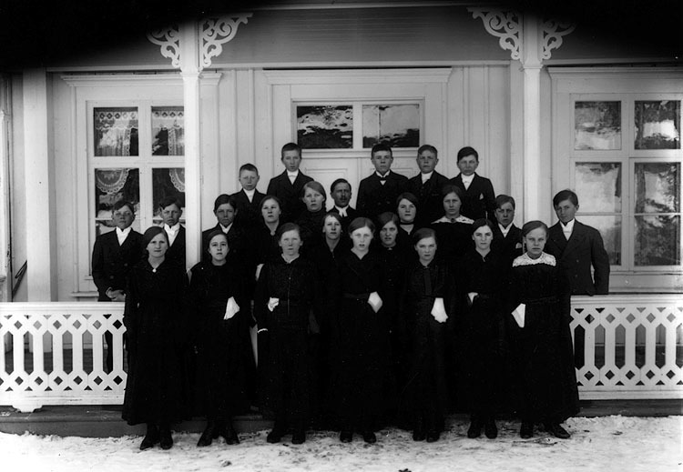 Konfirmander runt år 1917 vid prästgården i Ört...