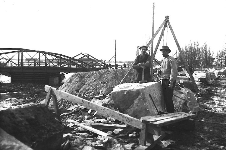 Brobygget i Åbyn 1921 med stenhuggare från Sten...