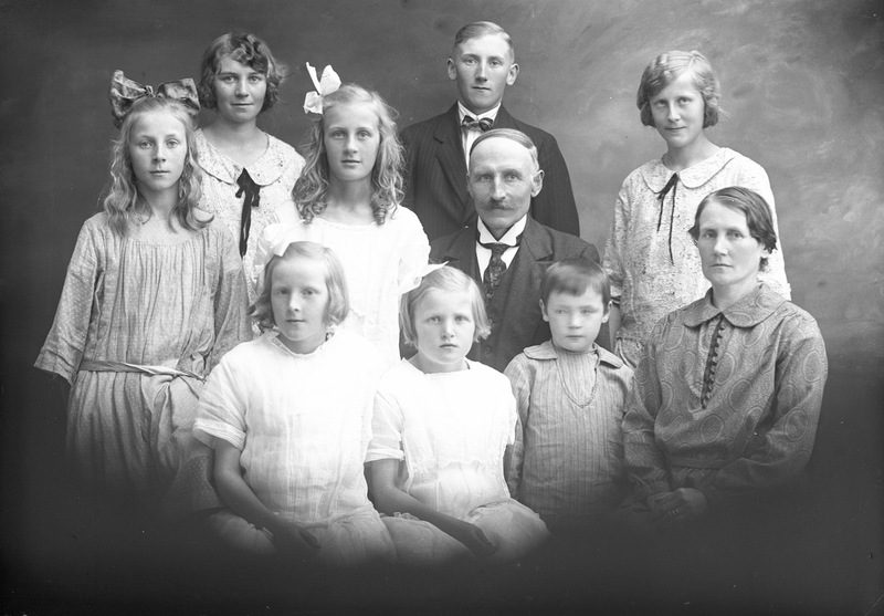 Oskar Bäckman med familj, Holmbacka, Gräsmyr