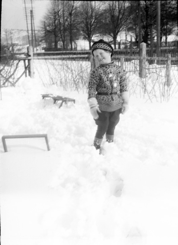 Bengt Magnus leker i snön. Uddevalla, 1924.