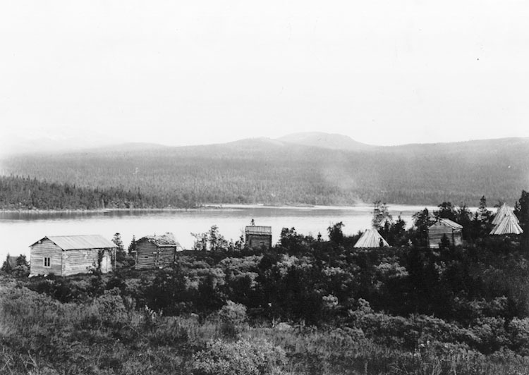 Hus och kåtor i Fatmomakke. Bild från 1890-talet.