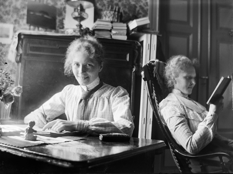 Anna Å och Alma Belhem i sitt rum 1903