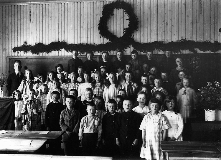 Skolklass i Skansholm läsåret 1923 -24. Lärarpa...