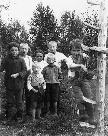 Barn från Nordsjö 1918 eller 1919. Sigvard (emi...