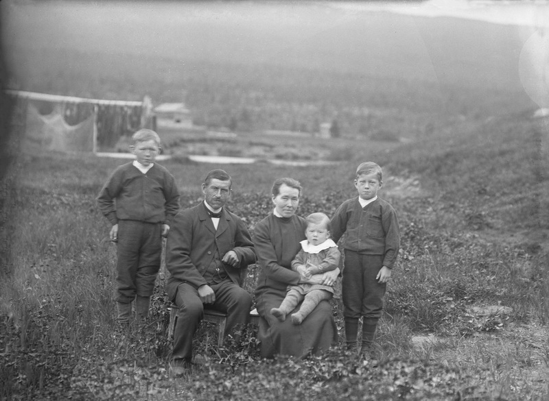 Ante och Beda Grundström med barnen, Ragnar, Jo...