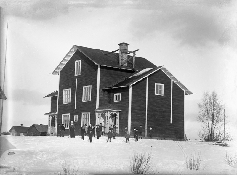 Första skolan i Sorsele med socken stugan bredvid.