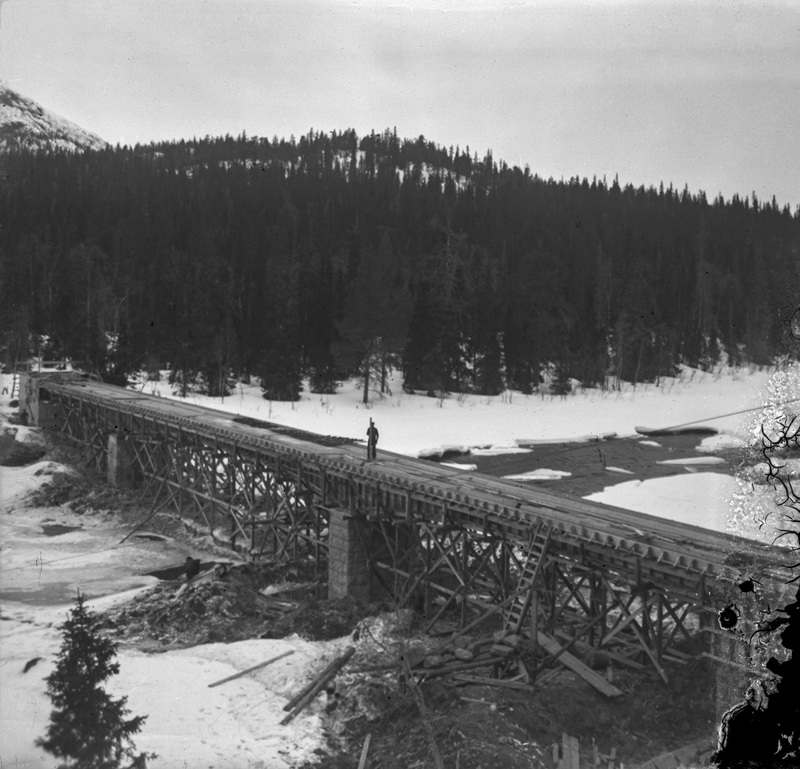 Bron över Ajaureforsens utlopp i Gardiken.