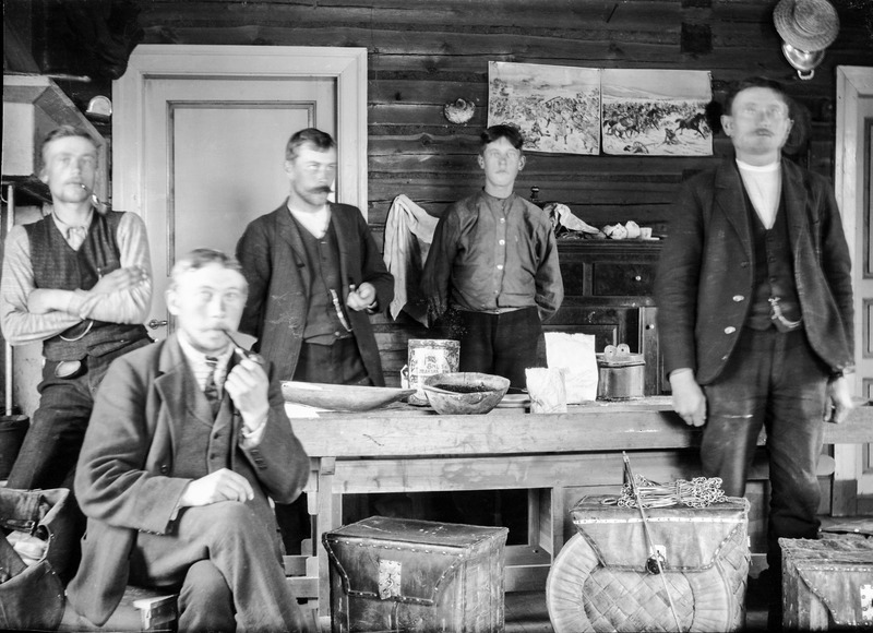 5 okända män i en stuga. Lycksele, 1910.