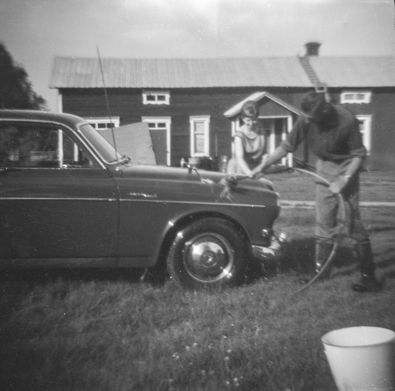 Grisbackaänget 1965. John-Erik Siklund tvättar ...