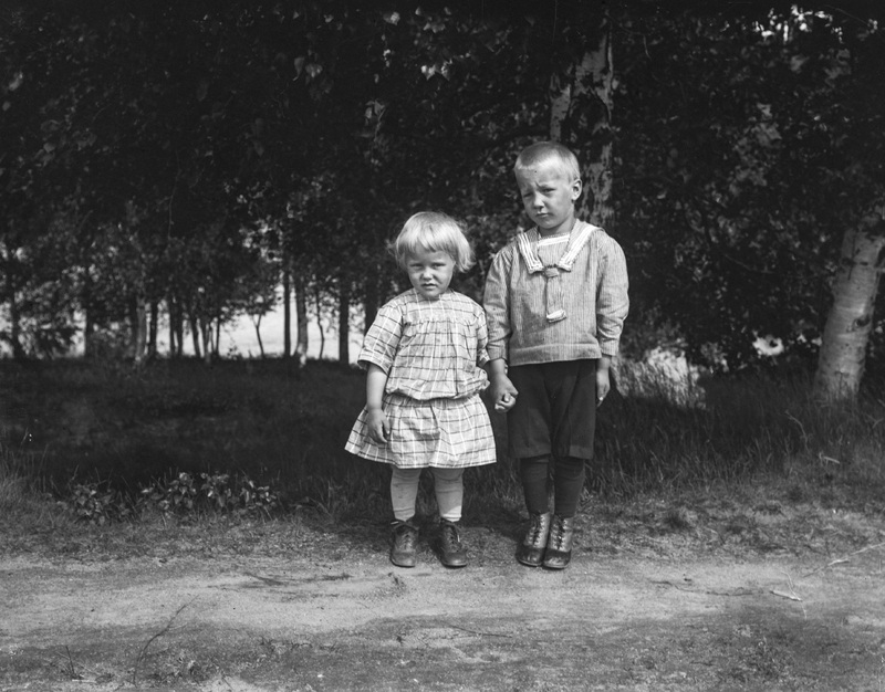 Svante Aspgren med syster, ca 1920.