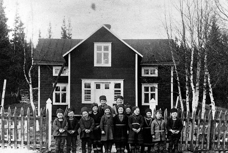 Utanför småskolan i Håkafot 1934. Skolan var en...