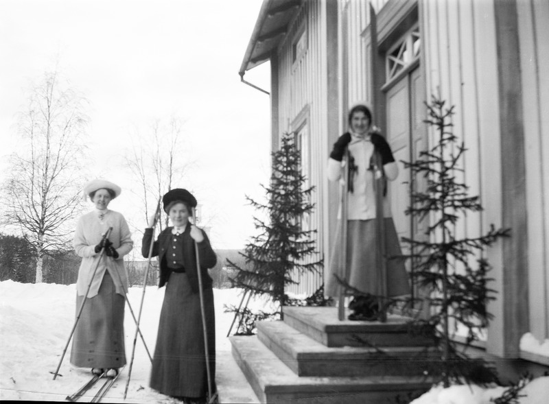 Tre kvinnor redo för skidåkning, Maria Björkman...