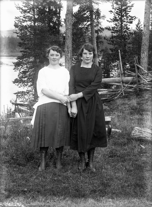 Systrarna Selma och Alma Andersson, Aha.