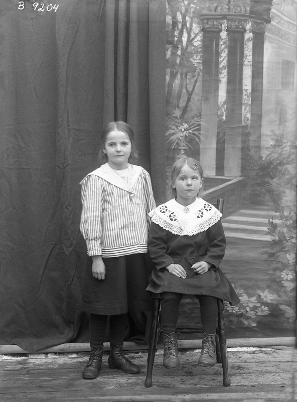 Systrarna Greta och Doris Ahlenius, Sorsele.