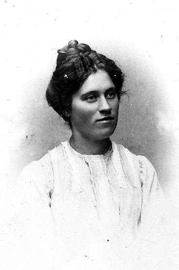 Hulda Elisabet född Viklund, född i Viska 1889,...
