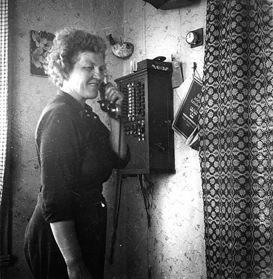 Tora Holmgren, Stornäs, vid telefonväxeln, 1944.
