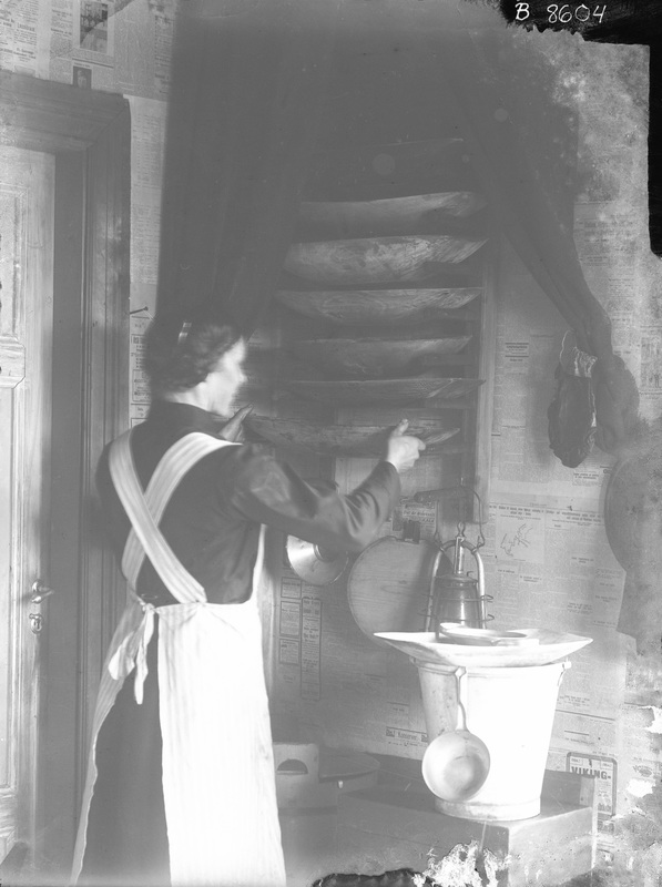 Kvinna i ett kök.