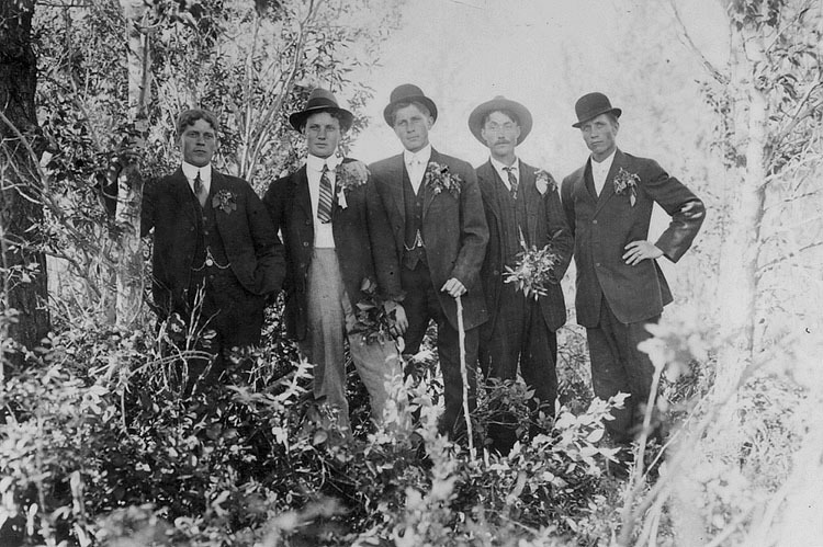 1909 i Calgary, Alberta. Från vänster: Hjalmar ...