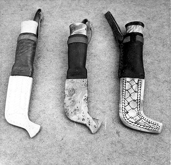 Tre knivar av Linds tillverkning. Björk.