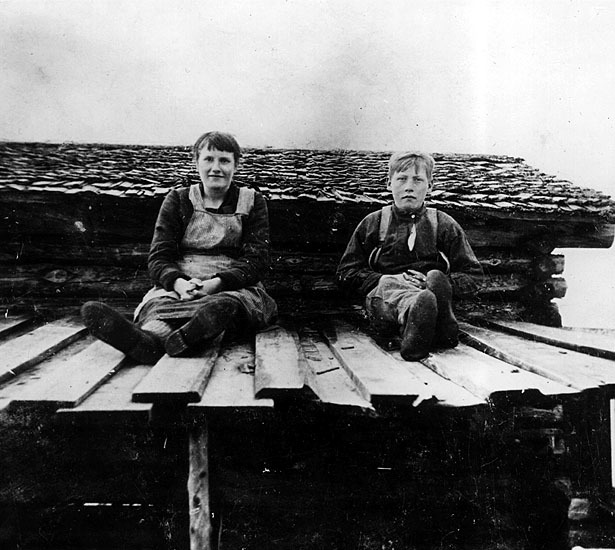 Barn på brädtak, omkring år 1920. Nora Strömber...
