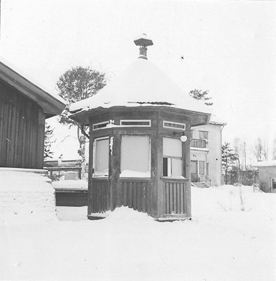 Kiosk på kyrkholmen. Flyttad från Järnvägstation.
