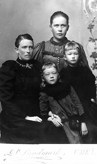 Nanny Forsgren och Alma Ahlstedt med döttrarna ...
