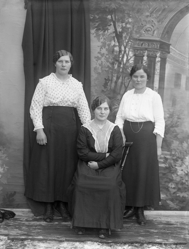 Från vänster: Henny Sandberg, född 1901 dotter ...