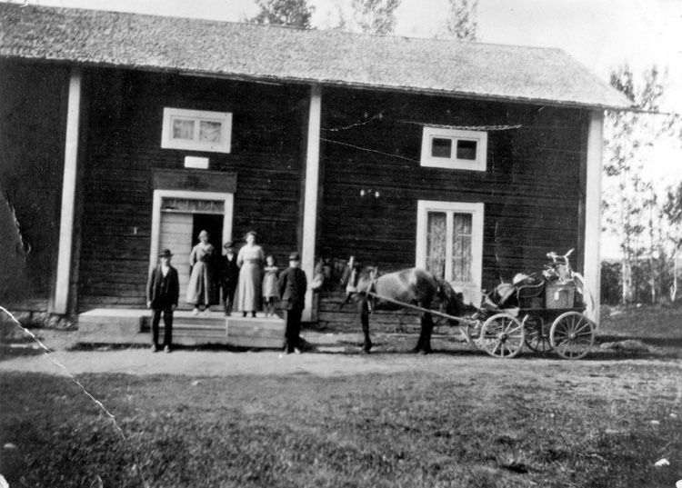 Gästgiveriet i Ström omkring 1920. Hästskjutsen...