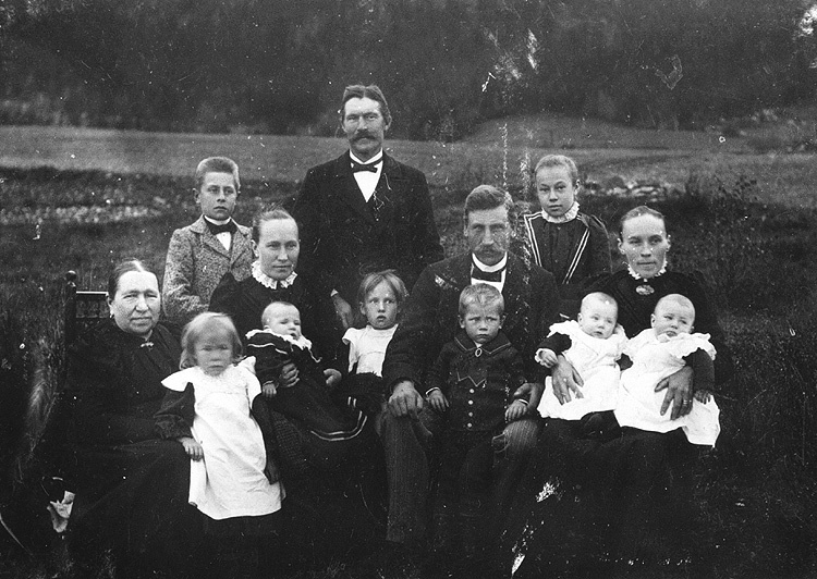 Mariana och Olof Lindblom med familj samt Brita...