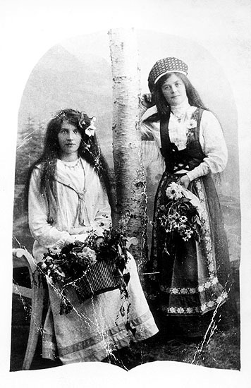 Till höger Sigrid Fahlander, Järvsjö, gifte sig...