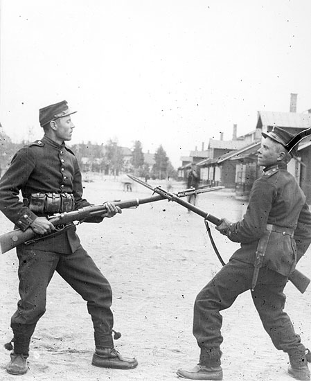 Två soldater i uniform.