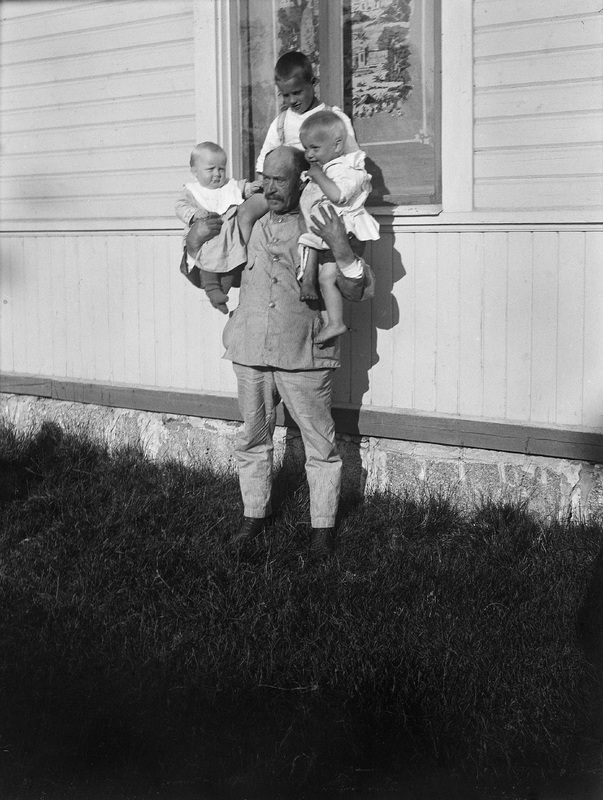 Valfred Nordström med barnbarn. Sunnanå 1919.