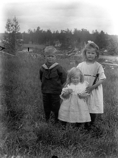 Tora och Rickard Abrahamssons barn i Buresjön. ...