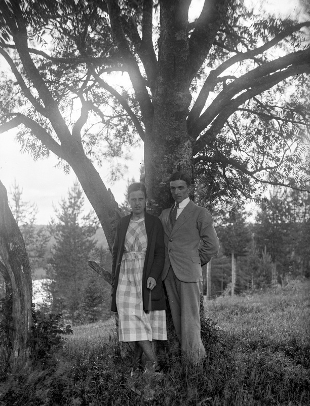 Edvin och Aina i Ånäset midsommar 1922