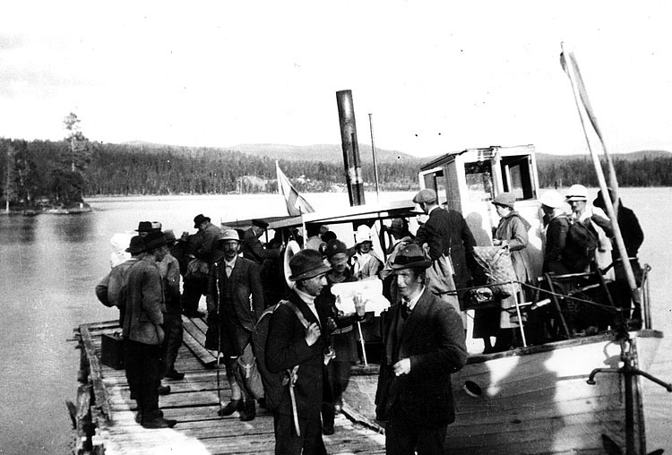 Gamla bryggan med ångbåten Malgomaj. 1921 års l...