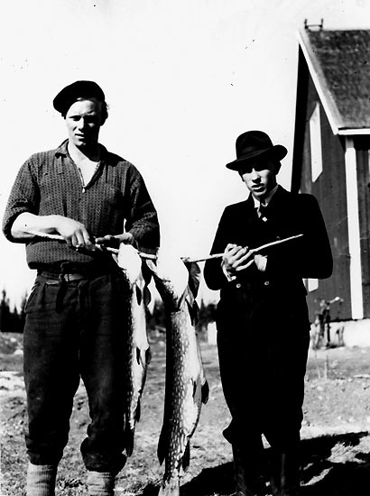 Fiskafänge i Vojmån, 1947. Till höger Erik Rolé...