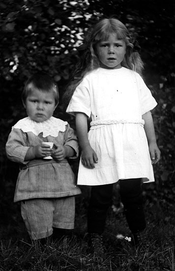 Bild av två okända barn.
