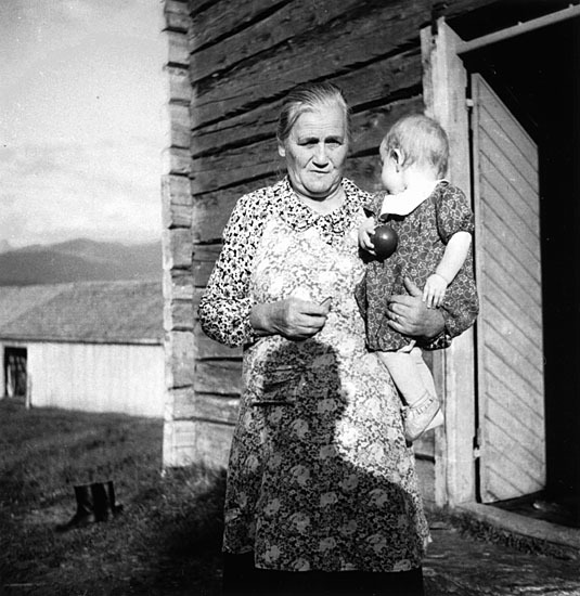 Fru Anna Göransson, Stornäs, med sitt barnbarn ...