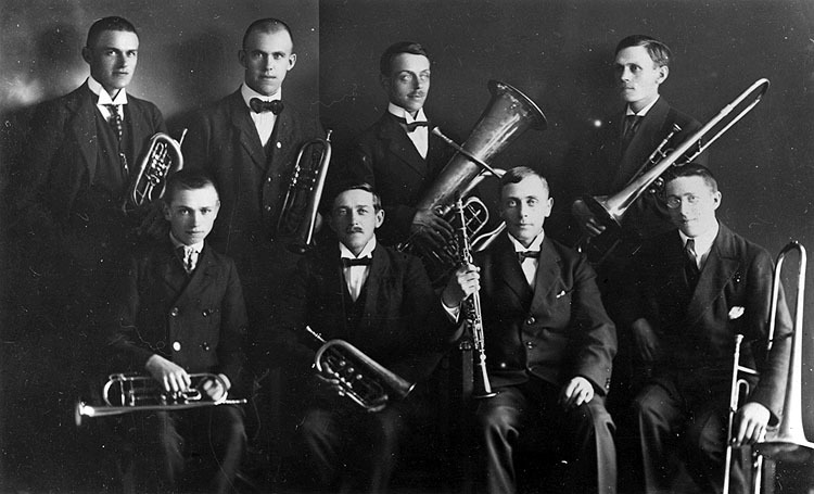 Robertsfors hornmusikkår omkring 1918. Stående ...