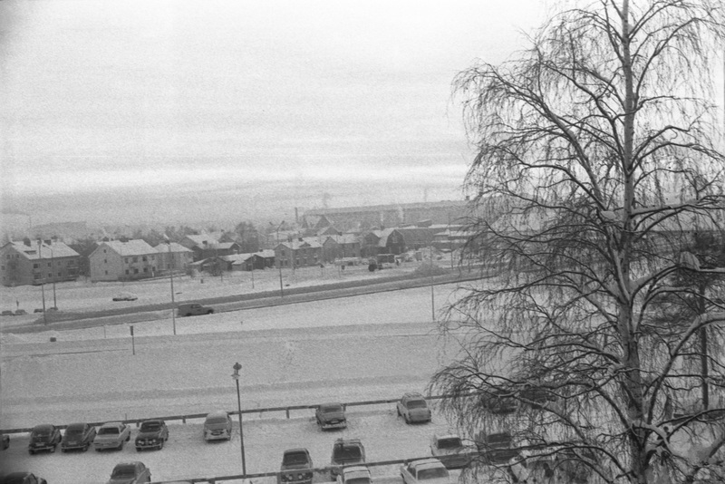 Stadsvy I 20 1967-68. Vy över parkering och sta...