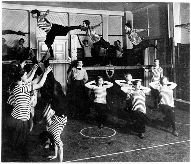 Flickskolan, gymnastiklektion, 1916.