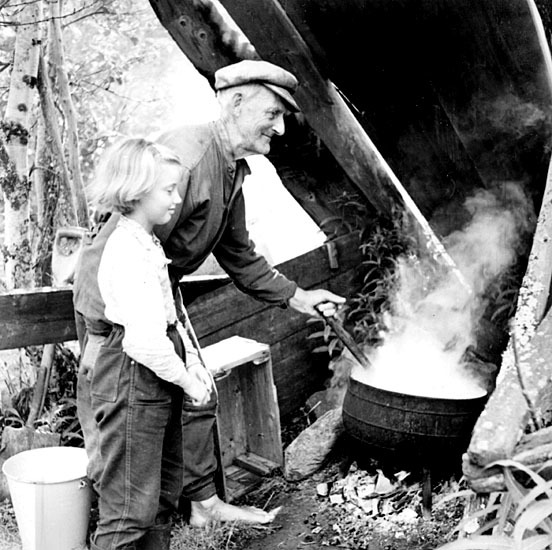 Harald Moritz, Järvsjö, kokar mese i fäboden.