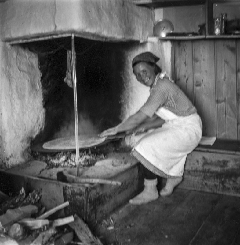 Elsa Andersson bakar tunnbröd i föräldrahemmet ...