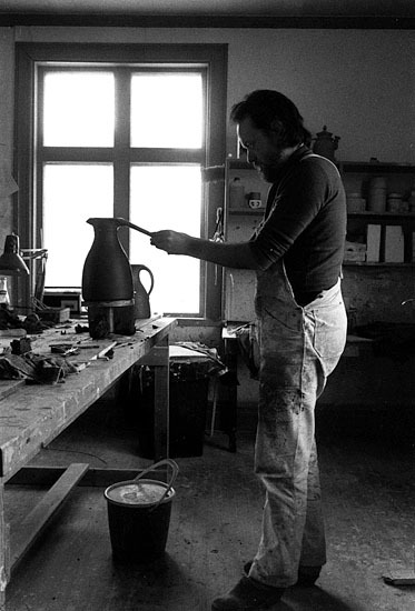 Keramikern K G Olsson arbetar i sin verkstad i ...