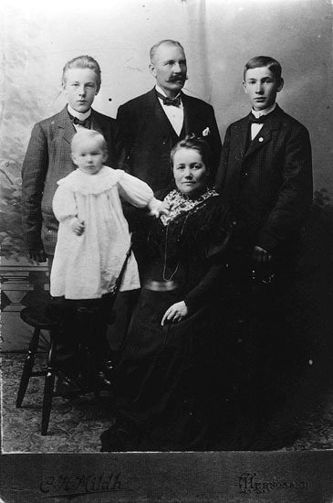 Familjen Gustav Lindberg, Avaträsk 1910. Mannen...