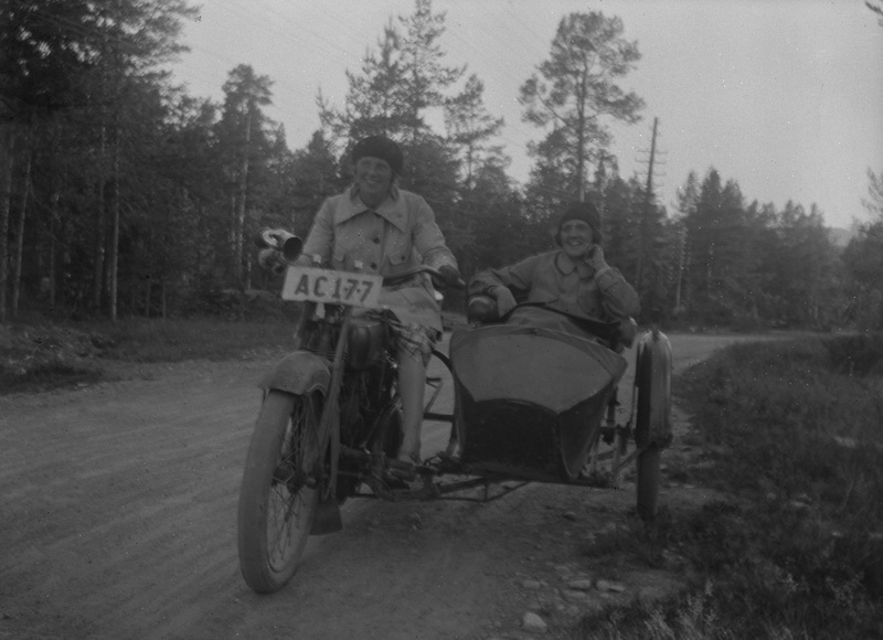 Motorcykel AC 177 med sidovagn, två kvinnor. Jä...